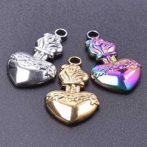 Vue détaillée de pendentifs cœur sacré en or, argent et acier aux couleurs de l'arc-en-ciel