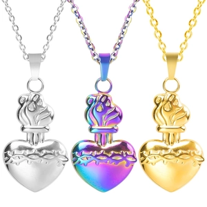 Détail des pendentifs en forme de cœur argentés, multicolores et dorés avec motif flamme