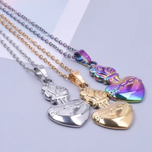 Trois pendentifs Cœur Sacré en or, argent et arc-en-ciel avec des détails de texture épine