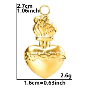 Dimensions détaillées du pendentif cœur plaqué or 18k avec motif de flamme religieuse