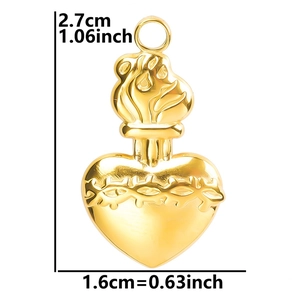 Détail d'un pendentif cœur en plaqué or 18k avec gravures de flamme et épines