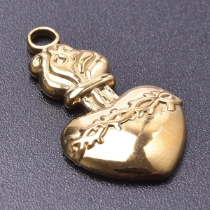 Vue macro d'un pendentif cœur sacré doré avec texture d'épines sur fond sombre