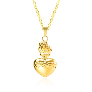Détail macro du pendentif Sacré-Cœur doré avec épines et flamme sur une chaîne croisée fine