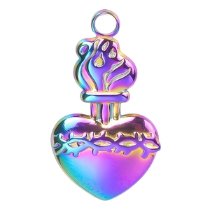 Vue détaillée d'un pendentif cœur arc-en-ciel avec flamme sacrée et textures d'épines