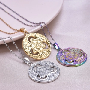 Tres collares de nudo celta de acero inoxidable en colores oro, plata y arcoíris