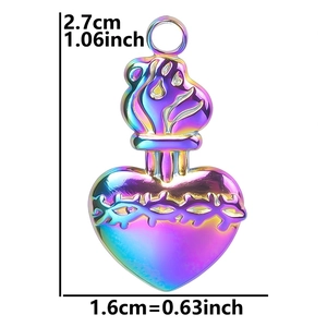 Détail macro du pendentif cœur sacré en acier inoxydable arc-en-ciel avec dimensions