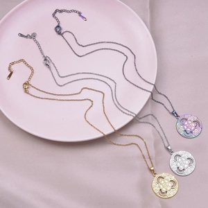 Juego de tres collares de nudo de bruja de acero inoxidable en oro, plata e irisado