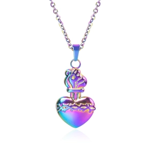 Détail macro d'un pendentif coeur iridescent avec des motifs de flammes et d'épines