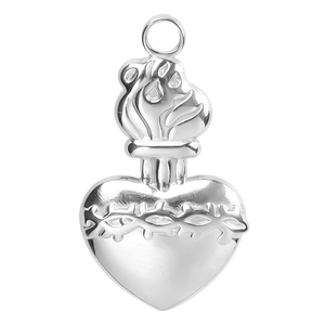 Détail d'un pendentif cœur sacré en argent avec couronne d'épines et motif de flamme