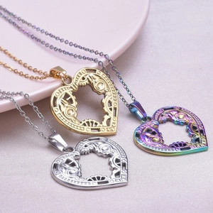 Colliers cœur steampunk dorés, argentés et irisés avec placage 18 carats et engrenages
