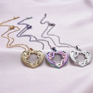 Colliers coeur steampunk en or argent et arc-en-ciel avec détails d'engrenage