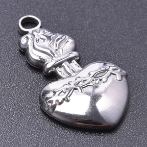 Vue macro d'un pendentif coeur en argent avec design couronne et texture épines gothique
