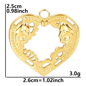 Détail d'un pendentif cœur steampunk de 2,5 cm avec engrenages et plaquage en or 18 carats