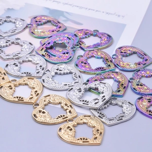 Makroansicht herzförmiger filigraner Anhänger in Gold Silber und Regenbogenfarben
