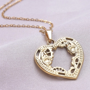 Détail du pendentif coeur engrenage avec design steampunk mécanique évidé