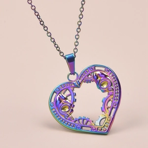 Pendentif cœur iridescent avec engrenages mécaniques style steampunk sur chaîne