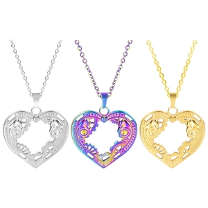 Detailansicht von Herzanhängern mit Steampunk-Zahnrädern in Silber, Gold und Regenbogen