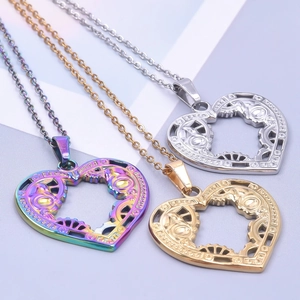 Detail von hohlen Herzanhängern mit mechanischen Zahnrädern in Gold, Silber und Regenbogen