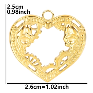 Detailansicht des goldenen Steampunk-Herz-Anhängers mit Maßen von 2,5 cm x 2,6 cm