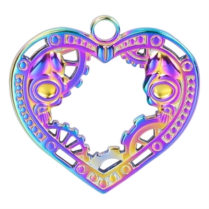 Makroaufnahme von Steampunk Herzanhänger mit Regenbogen-Beschichtung und Zahnrädern