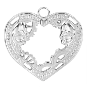 Detail eines herzförmigen Anhängers mit Steampunk-Zahnrädern und 18k Silber