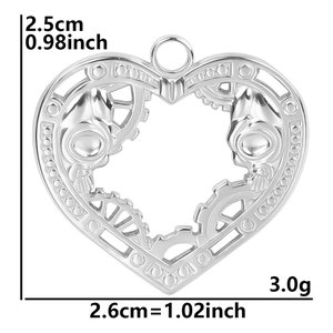 Mechanischer Herzanhänger aus Edelstahl mit Maßen von 2,6 cm x 2,5 cm im Detail