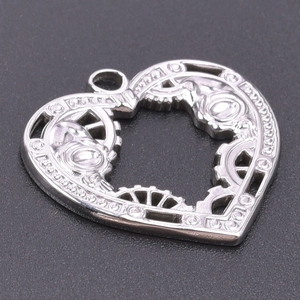 Nahaufnahme von Steampunk-Herzanhänger mit mechanischen Getrieben aus Edelstahl