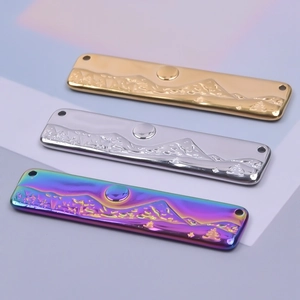 Edelstahl-Anhänger mit Berg- und Sonnenrelief in Gold, Silber und Regenbogenfarben poliert