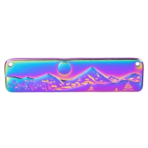 Regenbogenfarbener Edelstahl-Anhänger mit Berg- und Sonnenrelief für DIY-Schmuckstücke