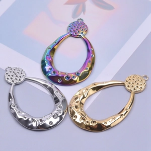 Waterdrop-shaped stainless steel charms with hammered disk and 18k gold plating finish