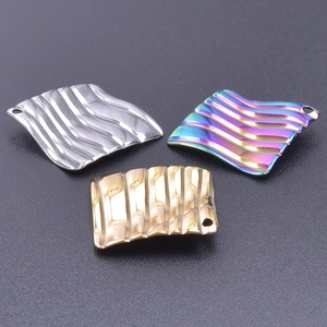 Pendentifs ondulés en acier inoxydable poli en finitions argent, or et arc-en-ciel