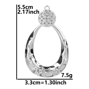 Detailed view of teardrop pendant with dimensions 5.5x3.3cm and 18k plated texture
