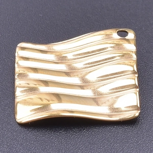 Détail d'un pendentif rectangulaire doré avec motif ondulé et placage en or 18 carats