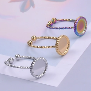 Detalle de bases de anillos ajustables en plata, oro y arcoíris con cuentas redondas