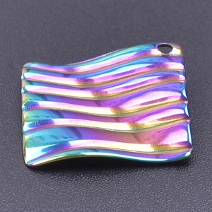 Détail macro du pendentif rectangulaire ondulé arc-en-ciel en acier inoxydable pour collier