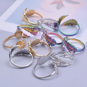 Vista dettagliata di vari anelli a piuma regolabili in oro argento e colori arcobaleno