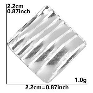 Détail du pendentif carré en acier inoxydable plaqué or 18 carats avec texture ondulée et taille