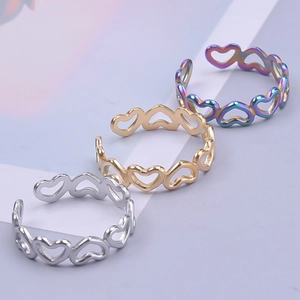 Drie open hartvormige ringen in goud, zilver en regenboog iriserende plating kleuren