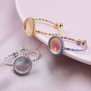 Tres anillos ajustables en oro, plata y arco iris con bases de bisel redondo