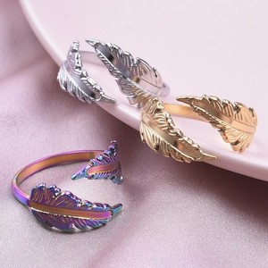 Set di anelli a piuma in acciaio inossidabile nelle finiture argento oro e arcobaleno