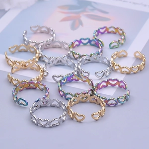 Detailopname van verstelbare ringen met hartpatroon in zilver, goud en regenboogkleuren