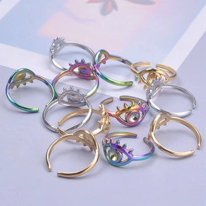 Dettaglio macro di anelli regolabili malocchio in finiture oro, argento e arcobaleno