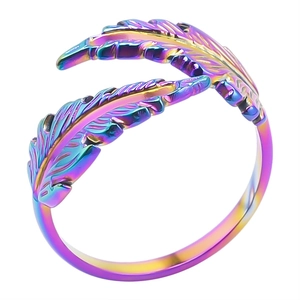 Dettaglio macro dell'anello a piuma regolabile con finitura sfumata arcobaleno