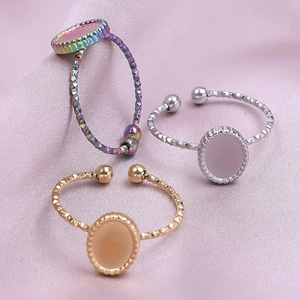 Anillos ovales ajustables de acero inoxidable en arcoíris plata y oro con textura facetada