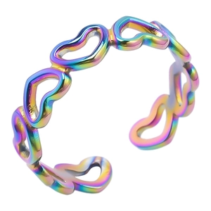 Gedetailleerde close-up van verstelbare roestvrijstalen ring met regenboog hartketting design