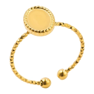 Anillo ovalado dorado minimalista con banda texturizada y diseño abierto ajustable