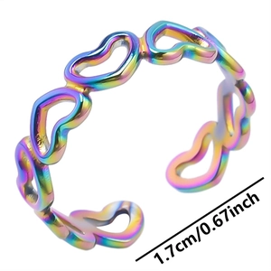 Detailweergave van de 1,7 cm binnendiameter van de regenboog hartring van edelstaal