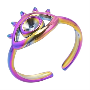 Dettaglio dell'anello malocchio con finitura galvanica arcobaleno e fascia regolabile