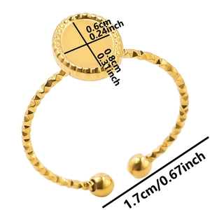Detalle de la base de anillo ovalada ajustable en acero dorado con banda de textura rugosa