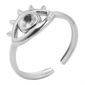 Dettaglio anello occhio del male argento regolabile con cinque punte metalliche